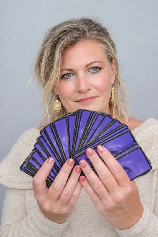 Barbara Tobolosky, voyante par téléphone, tenant ses cartes
