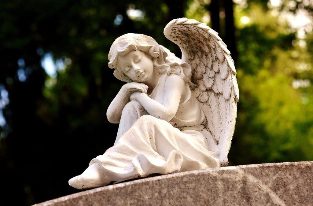 Découvrez comment demander de l'aide à vos anges gardiens grâce à une prière puissante et unique. Pratiquez-la régulièrement pour ressentir son efficacité et comprendre les signes de votre ange gardien. Ne soyez pas surpris par les heures de miroir, c'est un appel à l'aide divine.