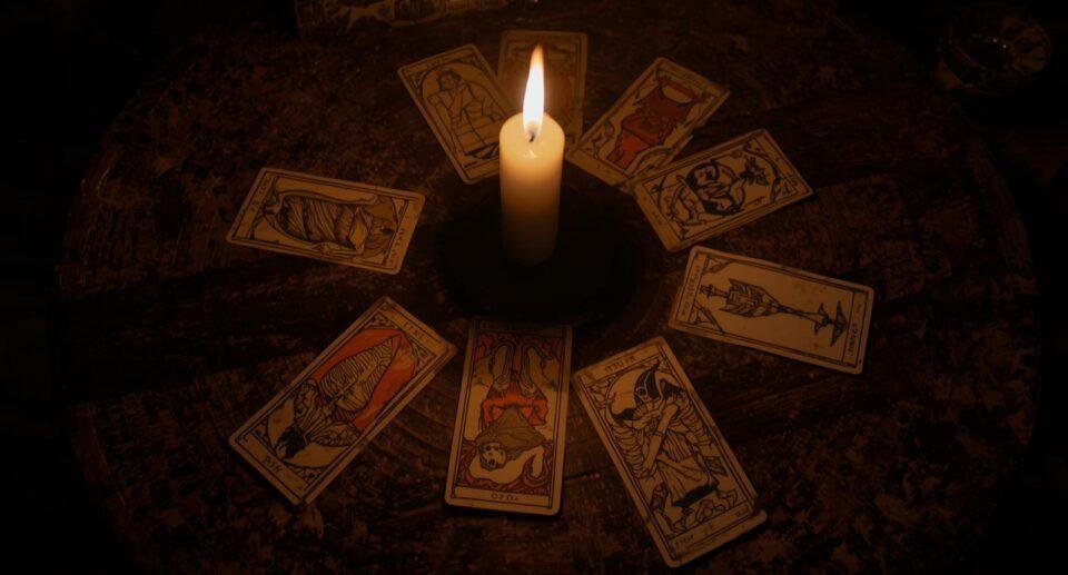 Comment choisir une voyante sérieuse ? Les critères essentiels avant de consulter